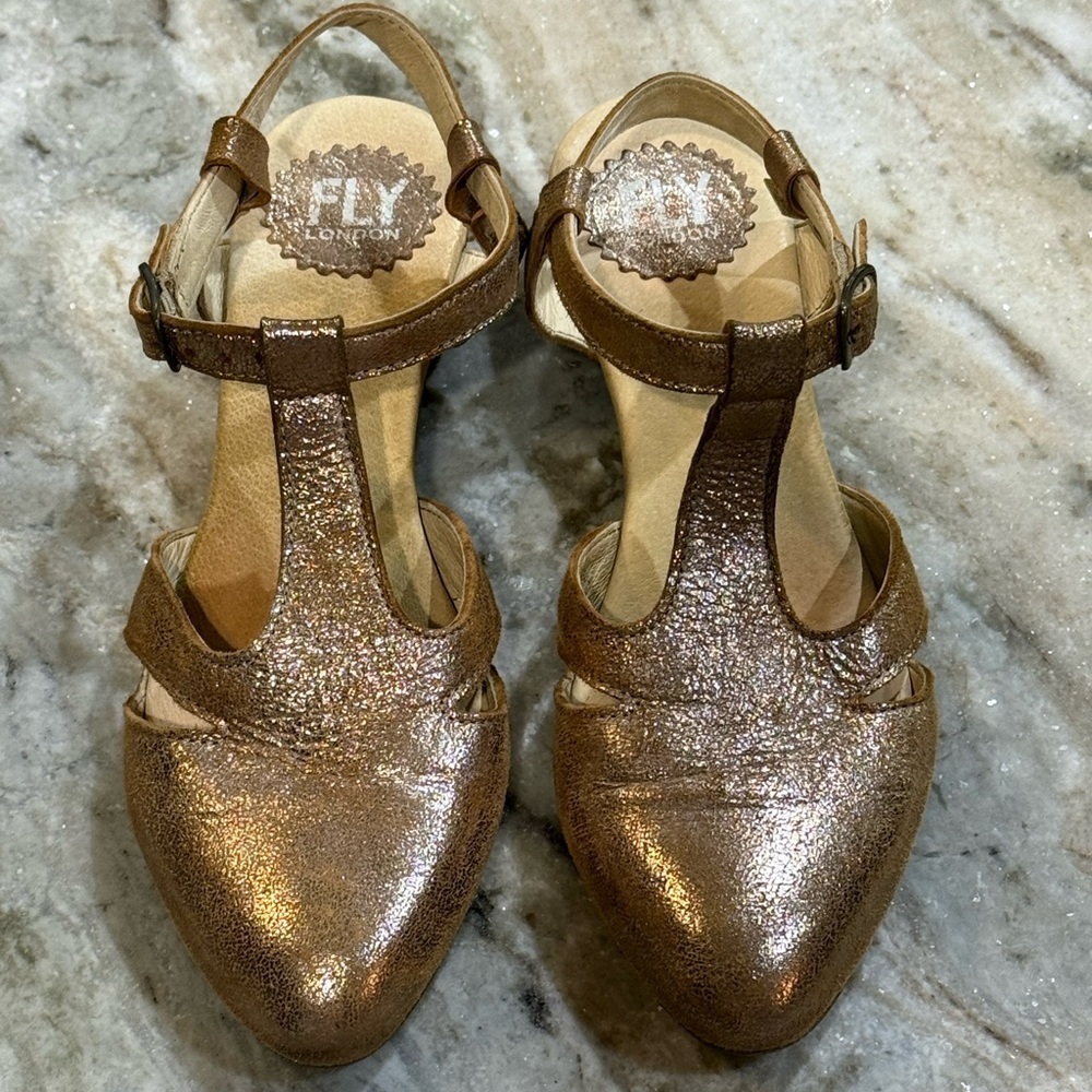 Women’s FLY LONDON Rose gold metallic T-strap low heel closed toe sandal Size 36 - Picture 4 of 8